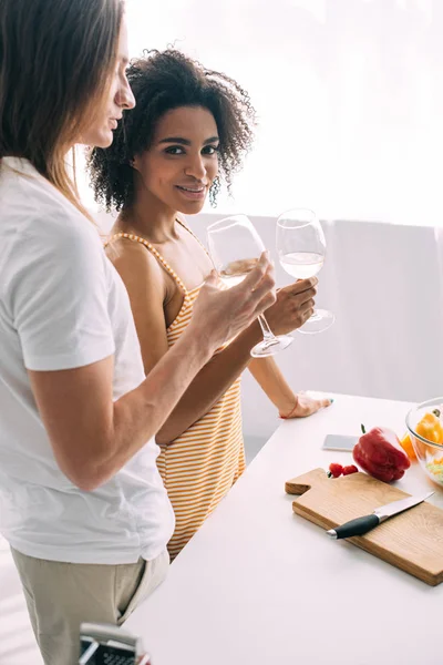 Smiling African American Woman Boyfriend Standing Wine Glasses Kitchen — Free Stock Photo