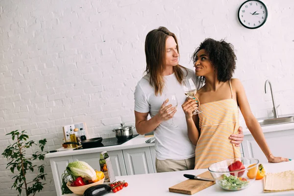 Joven Pareja Multiétnica Sosteniendo Copas Vino Blanco Cocina — Foto de stock gratis