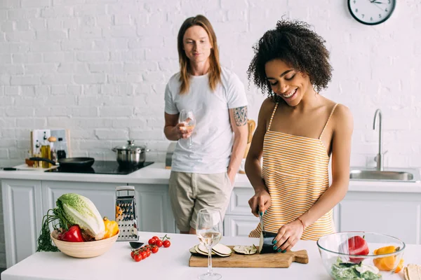 Sonriente Afroamericana Joven Mujer Cortando Berenjena Hablando Con Novio Con — Foto de Stock