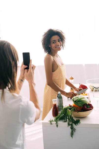 Przycięte Strzał Człowieka Fotografowania African American Dziewczyna Smartphone — Darmowe zdjęcie stockowe