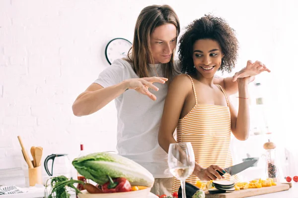 Sorrindo Afro Americano Mulher Segurando Namorado Enquanto Ele Gesticulando Por — Fotografia de Stock Grátis