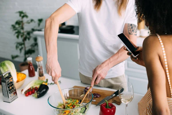 Cropped Image Man Cooking Salad While His Girlfriend Shooting Smartphone — Stock Photo, Image