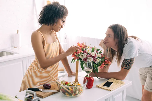 Young Man Gifting Bouquet Flowers African American Girlfriend Kitchen — Free Stock Photo