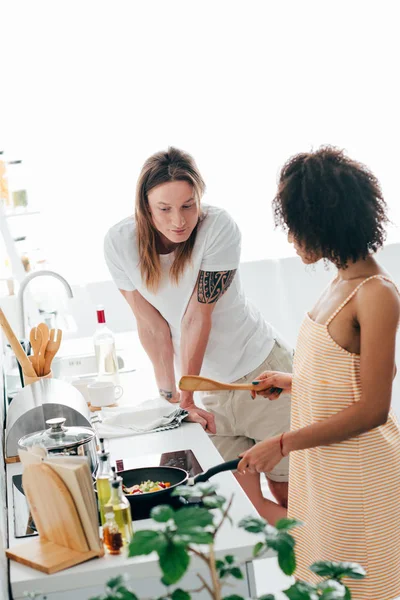 Jovem Assistindo Afro Americano Namorada Cozinhar Cozinha — Fotos gratuitas