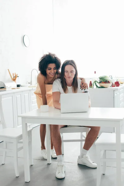 Pareja Joven Multicultural Con Ordenador Portátil Cocina — Foto de Stock