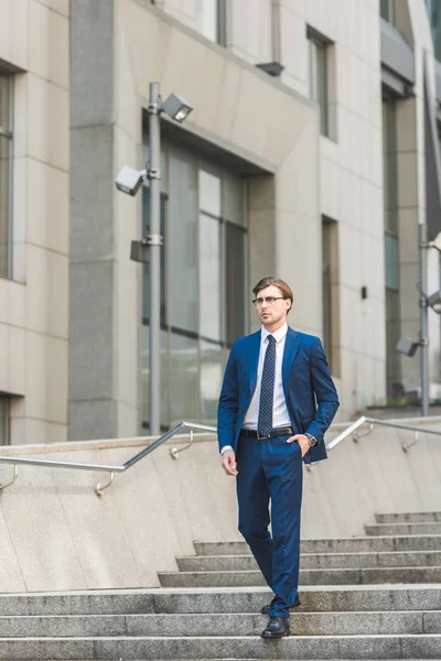 Schöner Junger Geschäftsmann Geht Treppe Geschäftsviertel Hinunter Und Schaut Weg — Stockfoto