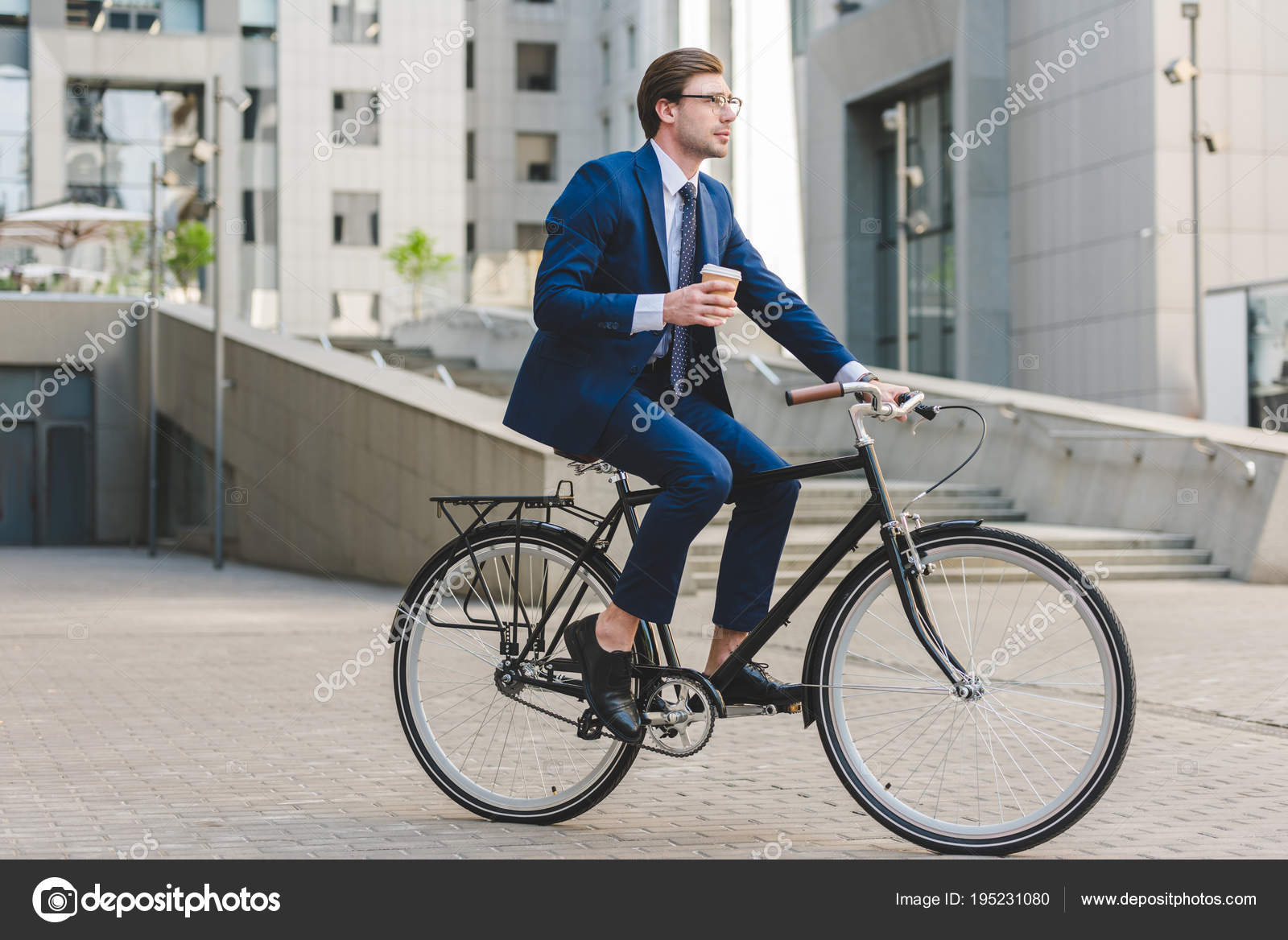 スーツ で 自転車