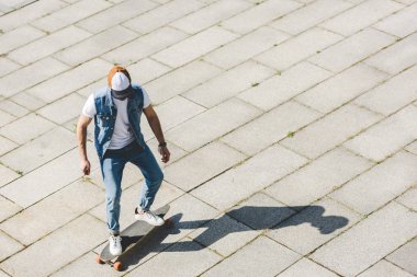 şık genç kaykaycı longboard kare tarafından sürme yüksek açılı görünüş