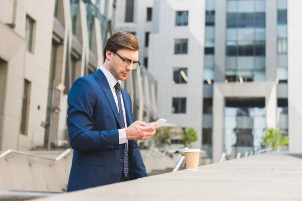 Attraktive Junge Geschäftsmann Stilvollem Anzug Mit Pappbecher Kaffee Mit Smartphone — Stockfoto