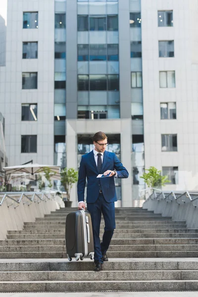 Stijlvolle Jonge Zakenman Met Bagage Vlucht Tickets Wandelen Door Zakendistrict — Stockfoto