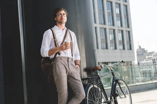 Jeune Homme Réfléchi Avec Café Emporter Vélo Vintage Regardant Loin — Photo