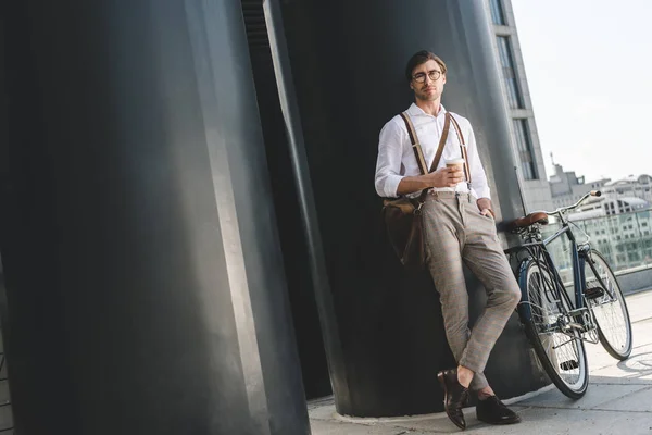 Beau Jeune Homme Avec Café Emporter Vélo Vintage Sur Toit — Photo