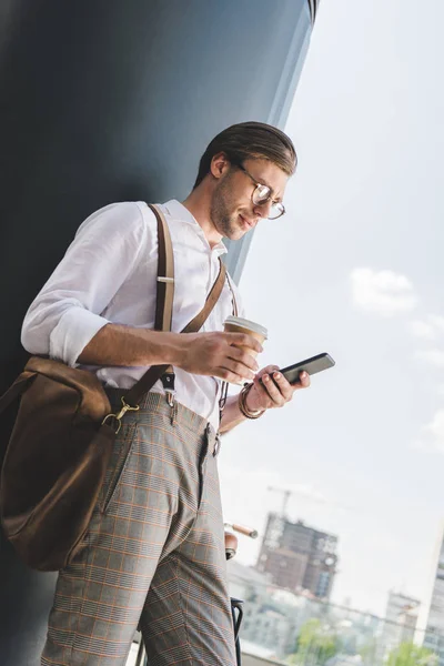 Вид Снизу Красивого Молодого Человека Кофе Использования Смартфона — Бесплатное стоковое фото