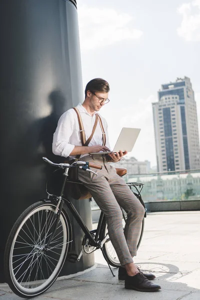 Jovem Atraente Que Trabalha Com Laptop Enquanto Inclina Bicicleta Vintage — Fotografia de Stock