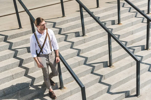 Çekici Genç Adam Caddenin Merdivenlerde Yürürken Katlanmış Dizüstü Bilgisayar Ile — Stok fotoğraf