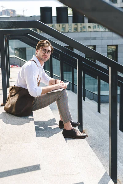 Handsome Young Man Laptop Looking Camera Stairs City Street — Free Stock Photo