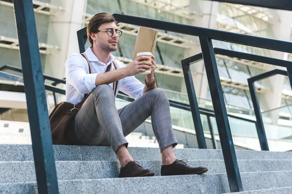 Élégant Jeune Homme Avec Tasse Papier Café Livre Lecture Sur — Photo