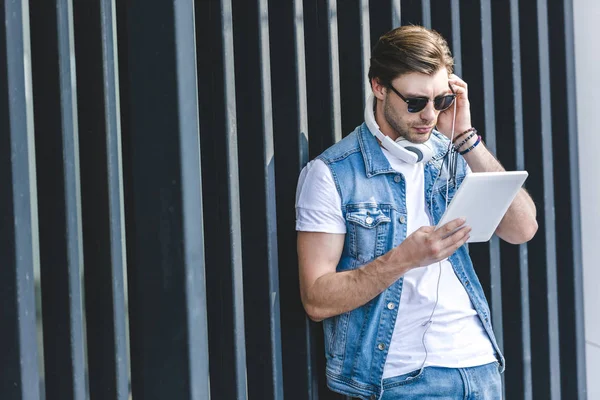 Beau Jeune Homme Écoutant Musique Avec Tablette Écouteurs — Photo gratuite