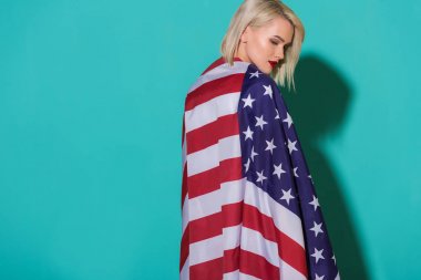 4 Temmuz kavramı kutlama mavi zemin üzerinde arkadan görünüşü Amerikan bayrağı olan kadın