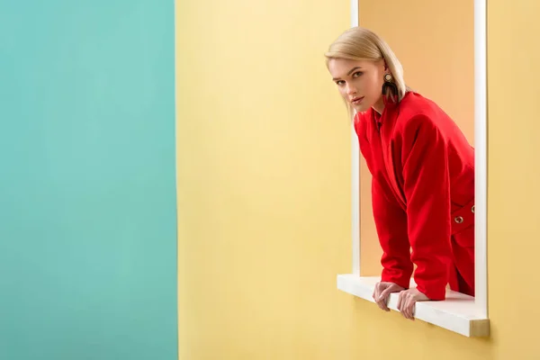 Jovem Mulher Elegante Terno Vermelho Olhando Para Fora Janela Decorativa — Fotografia de Stock