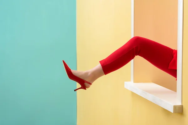 Tiro Recortado Pierna Femenina Zapato Rojo Extendido Por Ventana Decorativa — Foto de Stock