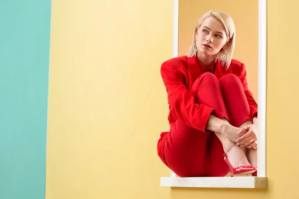 Hermosa Mujer Pensativa Traje Rojo Elegante Sentado Ventana Decorativa —  Fotos de Stock