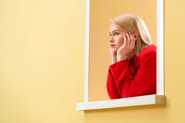 Jonge Modieuze Vrouw Rode Pak Kijkt Uit Decoratieve Raam — Stockfoto