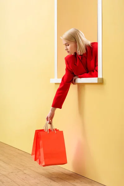 Jovem Mulher Moda Roupas Vermelhas Com Sacos Compras Vermelhos Olhando — Fotos gratuitas