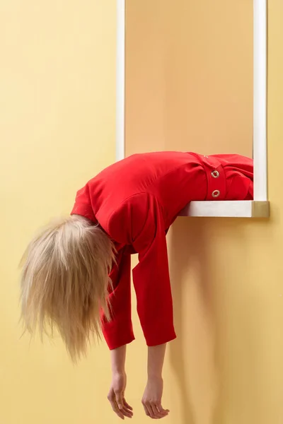Ofullständig Bild Kvinna Röd Kostym Umgås Dekorativa Fönster — Stockfoto