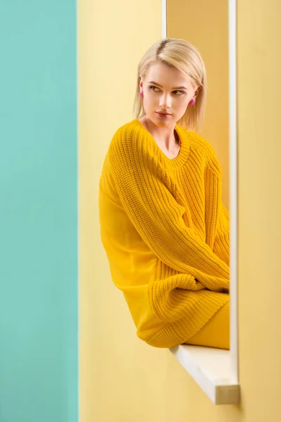 Mujer Pensativa Con Estilo Suéter Amarillo Sentado Ventana Decorativa — Foto de Stock