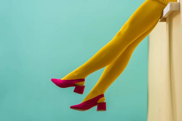 Gedeeltelijke Weergave Van Vrouw Gele Panty Roze Schoenen Blauwe Achtergrond — Stockfoto