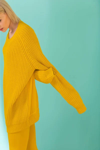 Recortado Disparo Mujer Suéter Amarillo Posando Sobre Fondo Azul — Foto de stock gratis