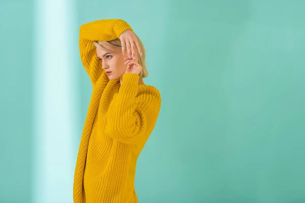 Vista Lateral Mujer Joven Suéter Amarillo Posando Sobre Fondo Azul — Foto de Stock