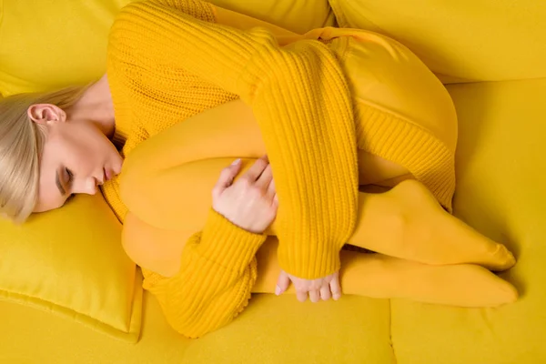 Над Головой Вид Молодой Блондинки Желтом Свитере Колготках Спящей Желтом — стоковое фото