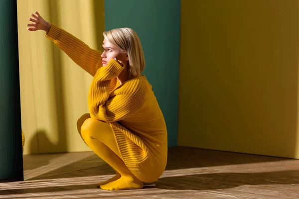 Mujer Joven Elegante Suéter Amarillo Medias Sentadas Espejo — Foto de Stock