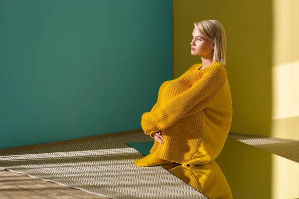 Vista Lateral Mulher Bonita Pensativa Suéter Amarelo Meia Calça Sentado — Fotografia de Stock
