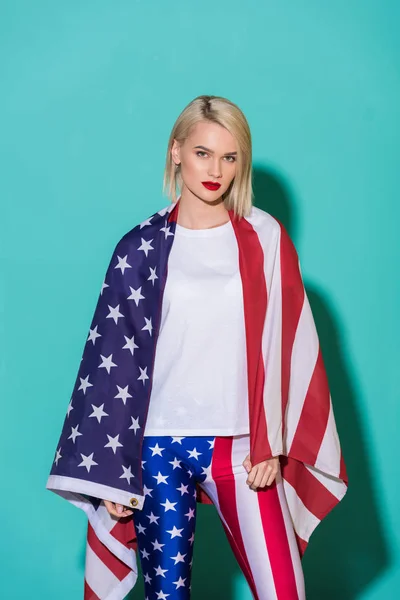 Retrato Jovem Mulher Camisa Branca Com Bandeira Americana Pano Fundo — Fotografia de Stock