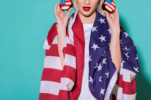 Partial View Woman American Flag Cupcakes Blue Backdrop Celebrating 4Th — Free Stock Photo