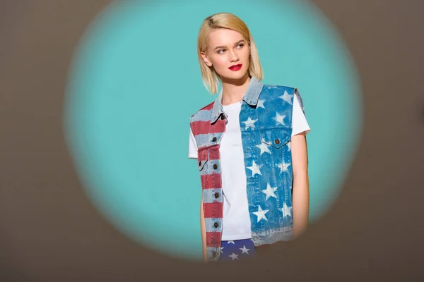 Стильная Задумчивая Женщина Джинсовой Куртке Американским Рисунком Флага Позирует Синем — Бесплатное стоковое фото