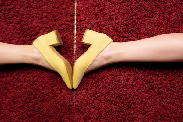 Kadın Sarı Ayakkabı Aynada Yansıtan Bacağından Kısmi Görünümünü — Stok fotoğraf
