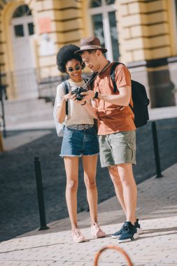 Genç turist fotoğraflar kamera ekranda baktığımızda çok ırklı Çift 
