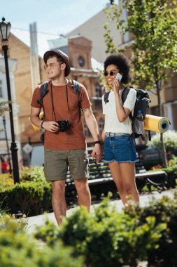 kamera ve smartphone üzerinde konuşurken onun kız arkadaşı ile erkek Gezgin 