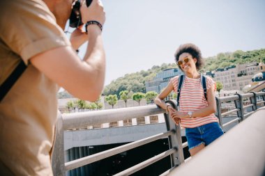 bir fotoğraf makinesinde güneş gözlüklü kadın turist çekim adam Resim kırpılmış 