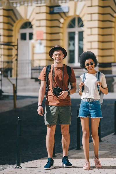 Couple Young Tourists Camera Backpacks Standing Street — Stock Photo, Image