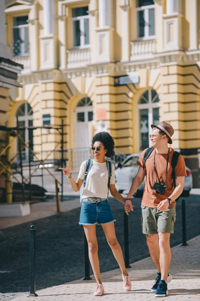African American Female Tourist Pointing Finger Boyfriend — Free Stock Photo