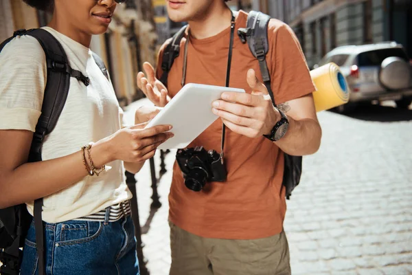 Cropped Shot Couple Tourists Digital Tablet Looking Destination — Stock Photo, Image
