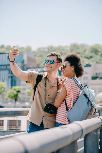 Happy Multicultural Couple Tourists Sunglasses Taking Selfie Smartphone — Stock Photo, Image