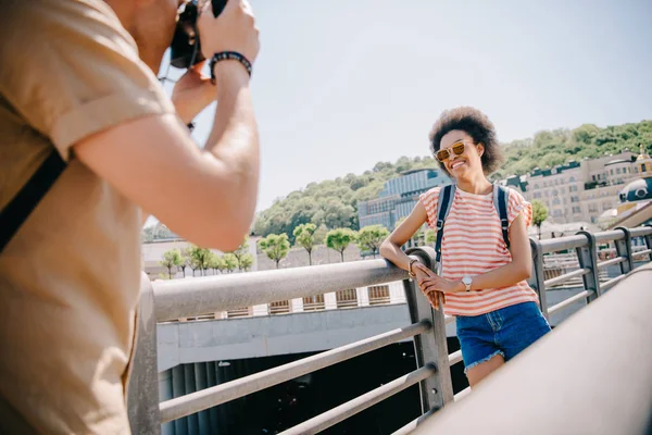 Ořízne Obraz Člověka Vyfotit Ženské Turistické Sluneční Brýle Kameru — Stock fotografie