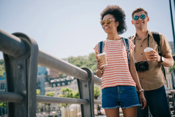 Vista Ángulo Bajo Pareja Multiétnica Turistas Con Tazas Papel Café — Foto de stock gratis