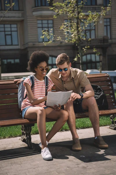 African American Female Traveler Her Boyfriend Looking Map Sitting Bench — Stock Photo, Image